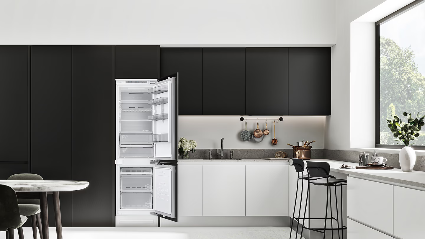 Moderne Küche mit schwarzen Schränken und weißen Arbeitsplatten. Kühlschrank ist offen.