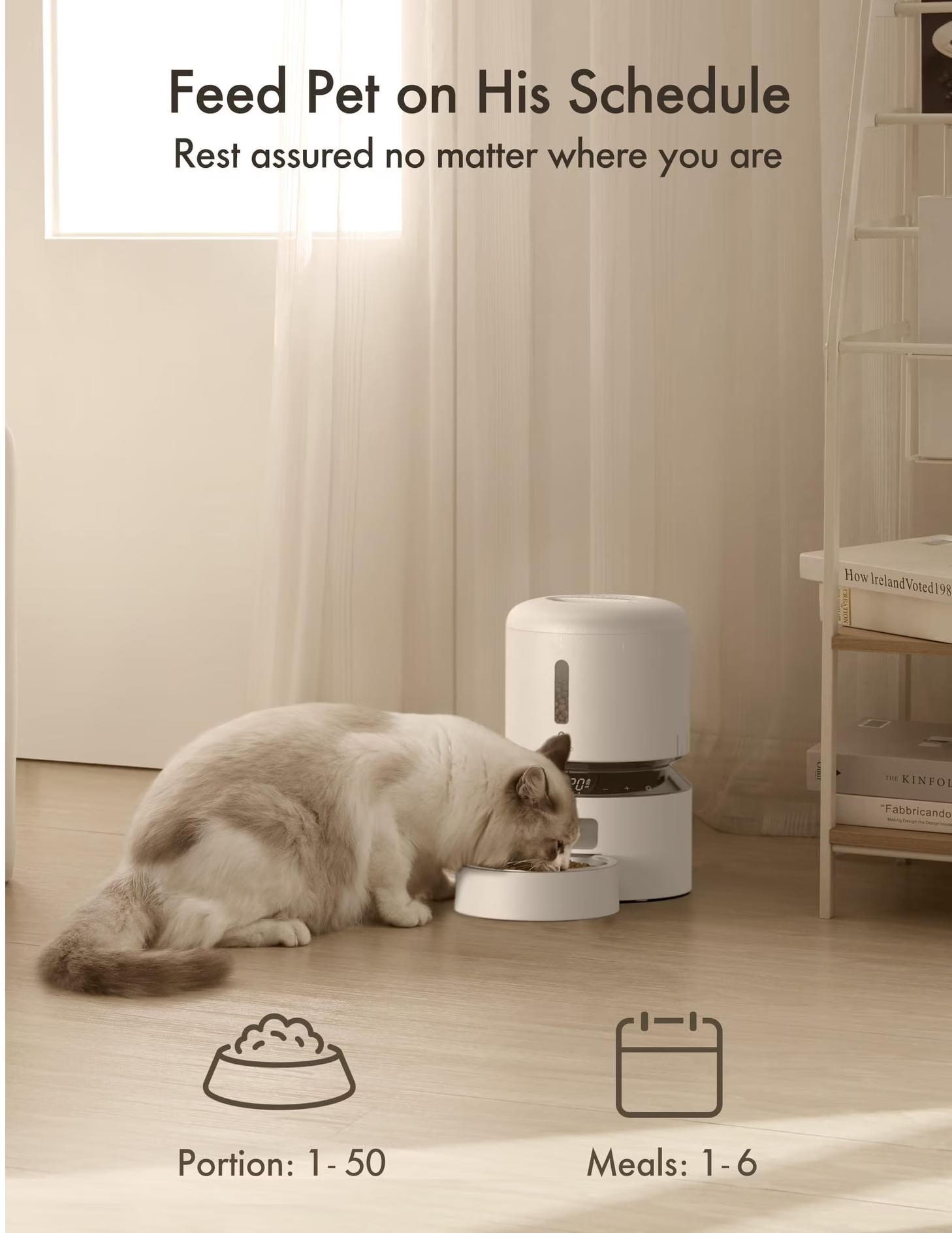 Eine Katze frisst aus einem weißen Haustierfutterautomaten. Text lautet: Füttere Haustier nach seinem Zeitplan.