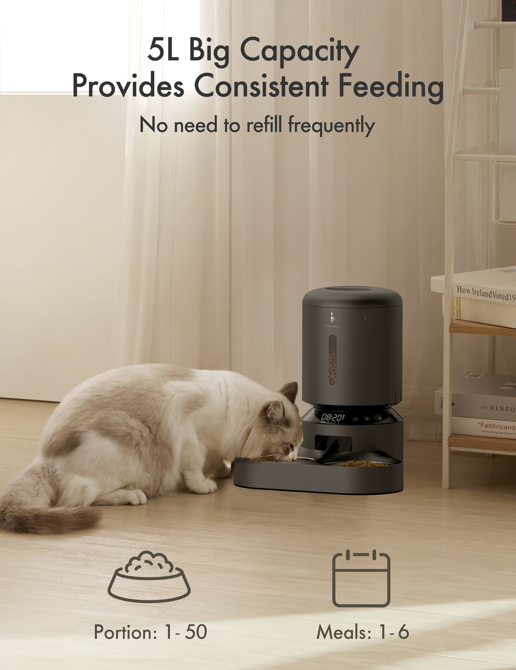 Eine Katze frisst aus einem schwarzen Futterautomaten. Text besagt 5L Kapazität, Portionen 1-50.