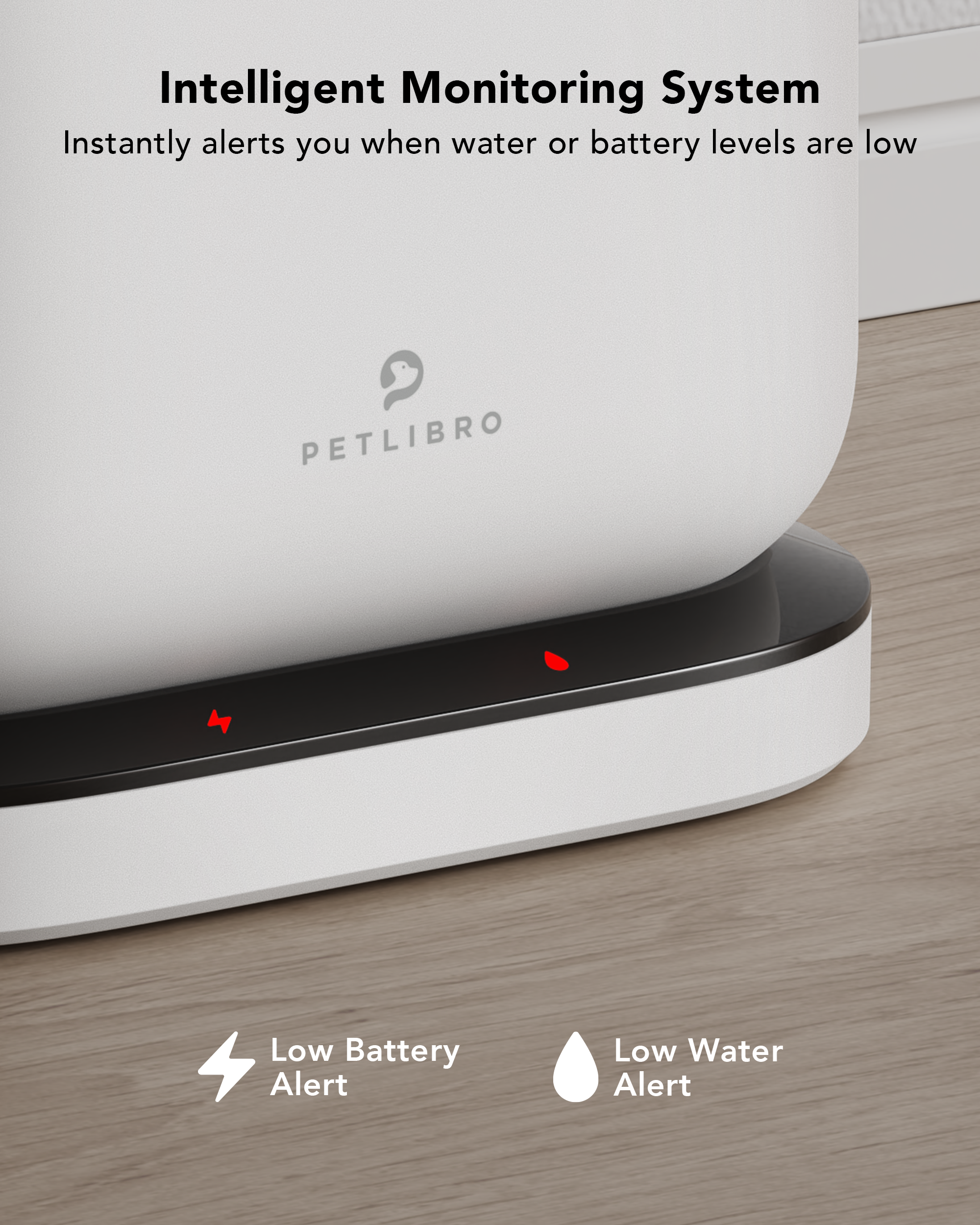 Un dispenser di cibo per animali domestici bianco. Gli avvisi di batteria scarica e acqua sono indicati da luci rosse.