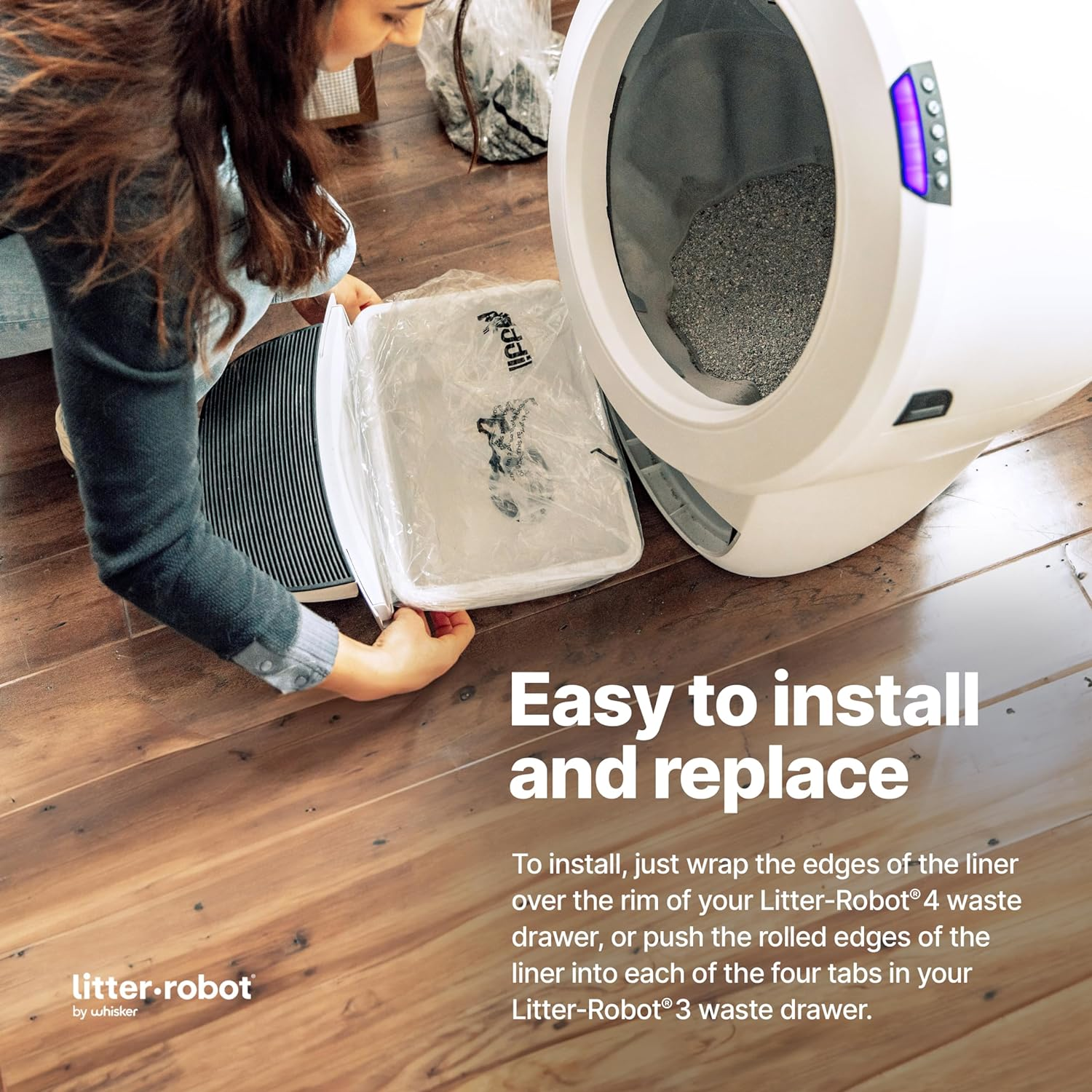 Donna che installa un rivestimento per lettiera, con testo sull'installazione su pavimento in legno.