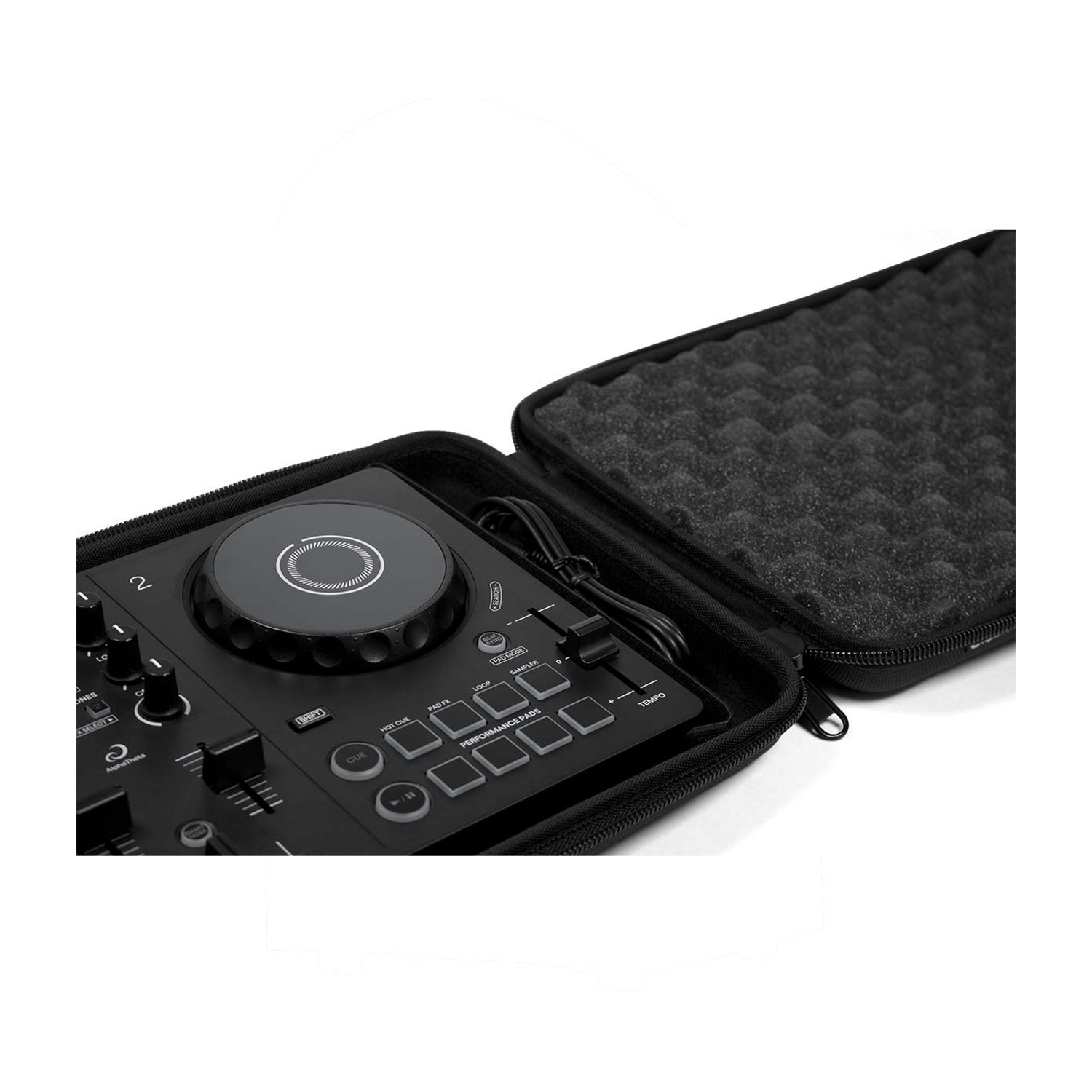 Ein schwarzer DJ-Controller in einem Koffer. Der Koffer ist geöffnet, der Controller ist sichtbar.