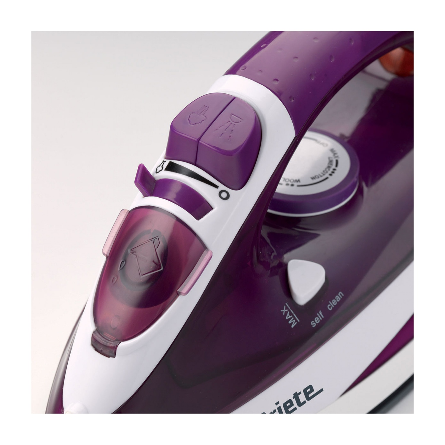 Ferro da stiro viola e bianco. I pulsanti sono visibili sulla parte superiore e la maniglia è in alto.