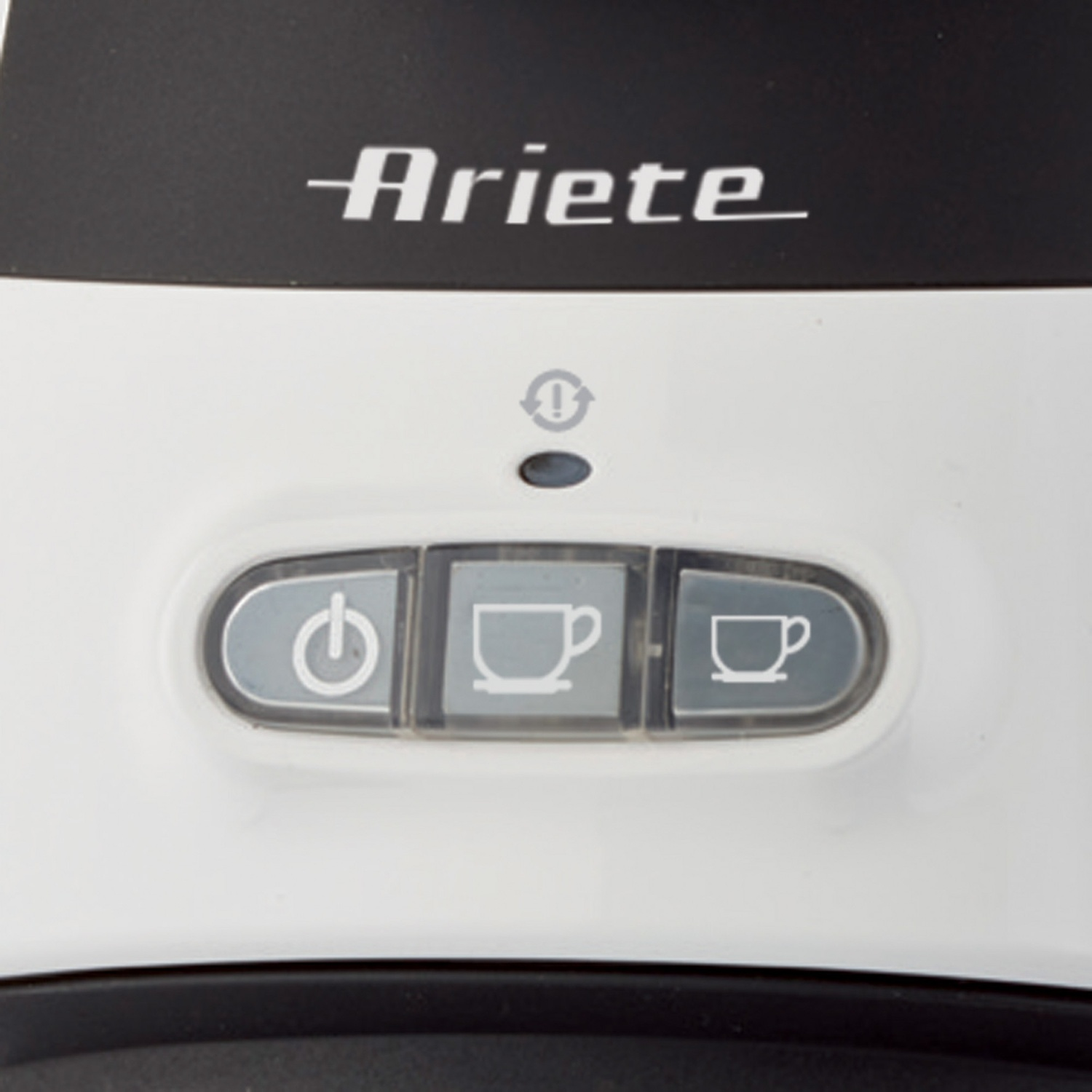Primo piano del pannello di controllo della macchina da caffè Ariete con pulsanti di accensione e caffè.