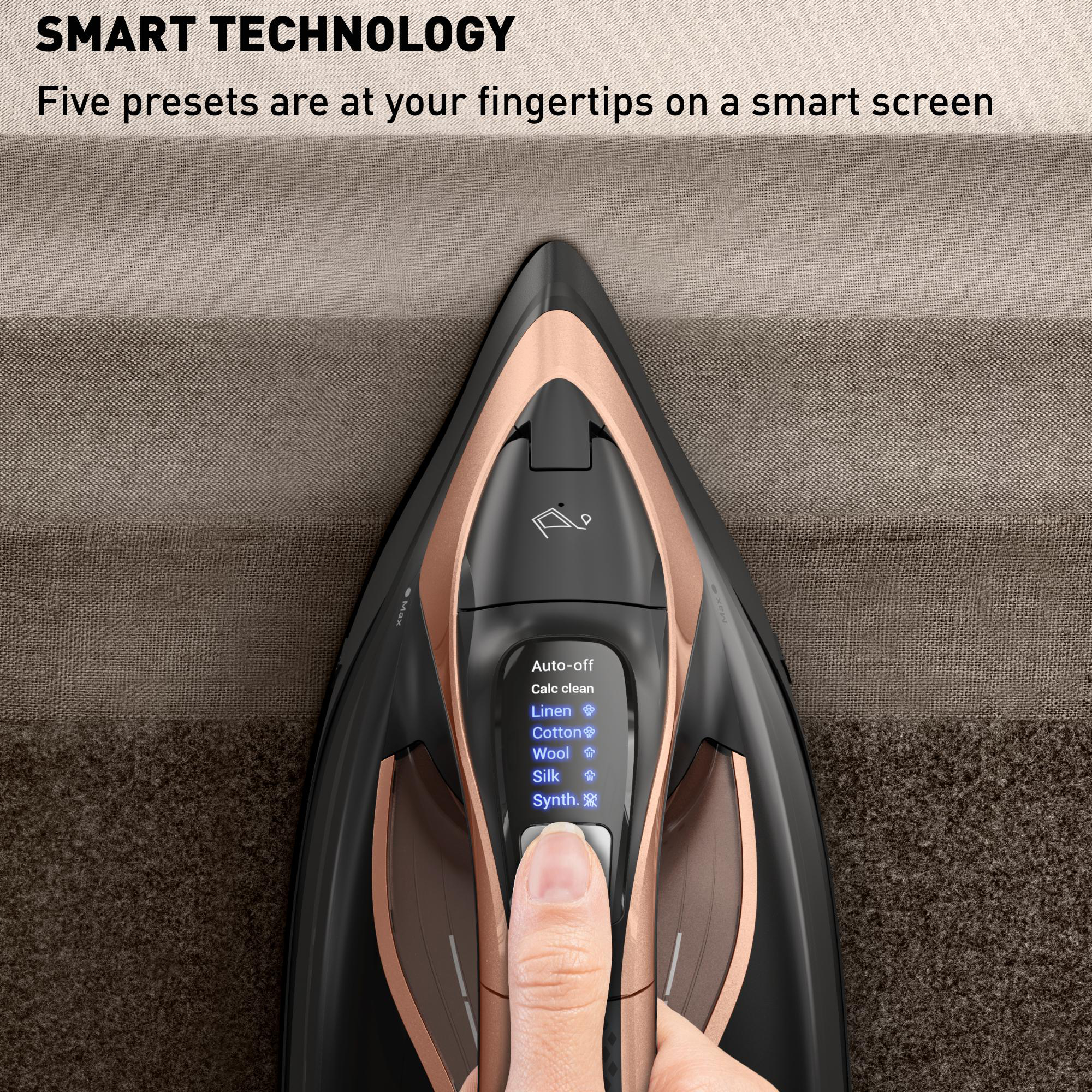 Schwarzes und roségoldenes Bügeleisen mit Touchscreen. Hand drückt Knopf auf dem Bildschirm.