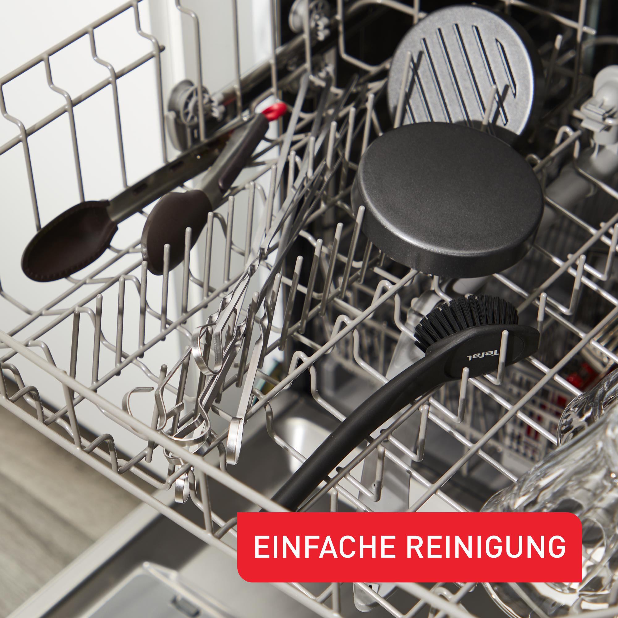 Ein Geschirrspülergestell mit Utensilien und anderen Gegenständen.