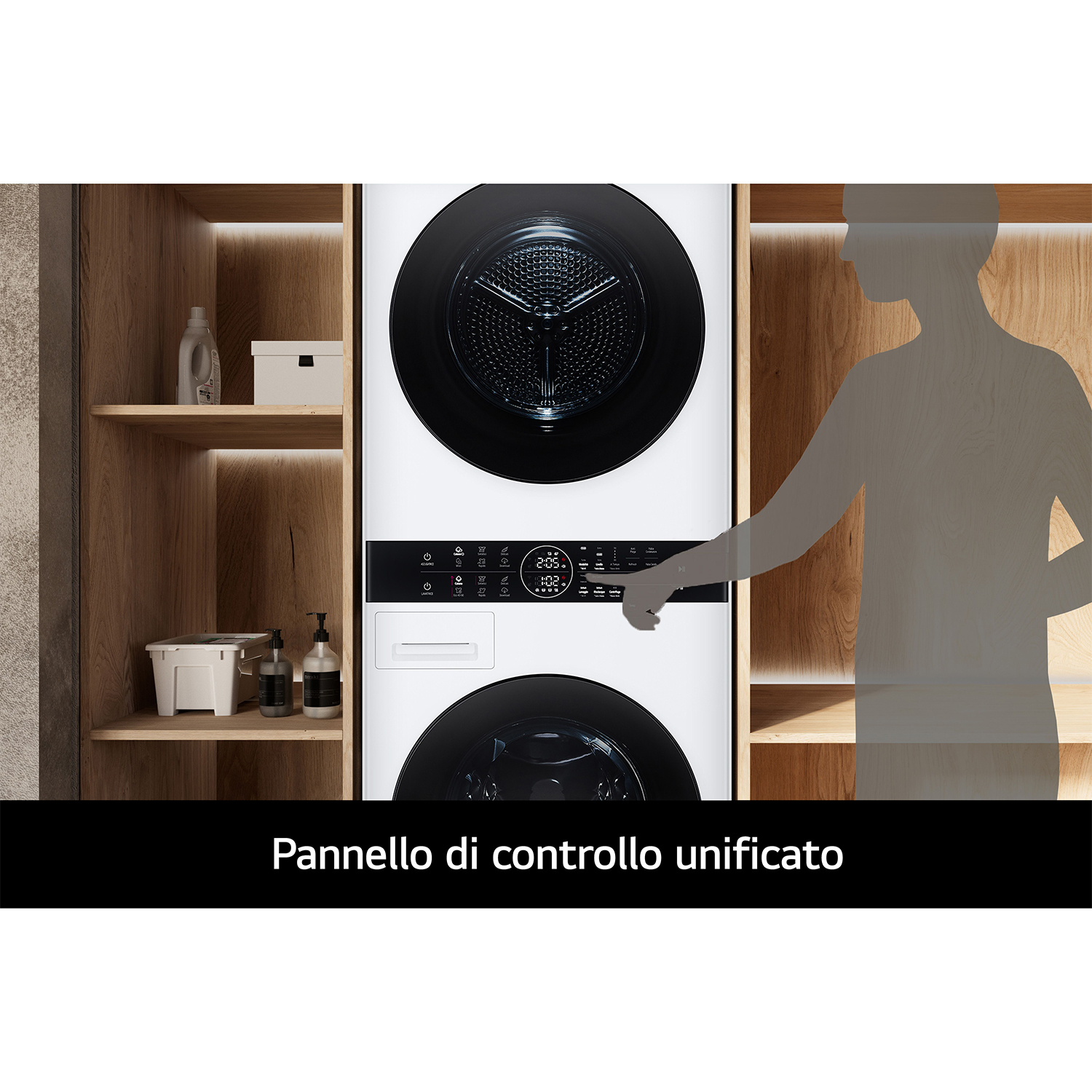 Una sagoma di persona che indica un pannello di controllo unificato su una lavatrice e un'asciugatrice bianche sovrapposte.