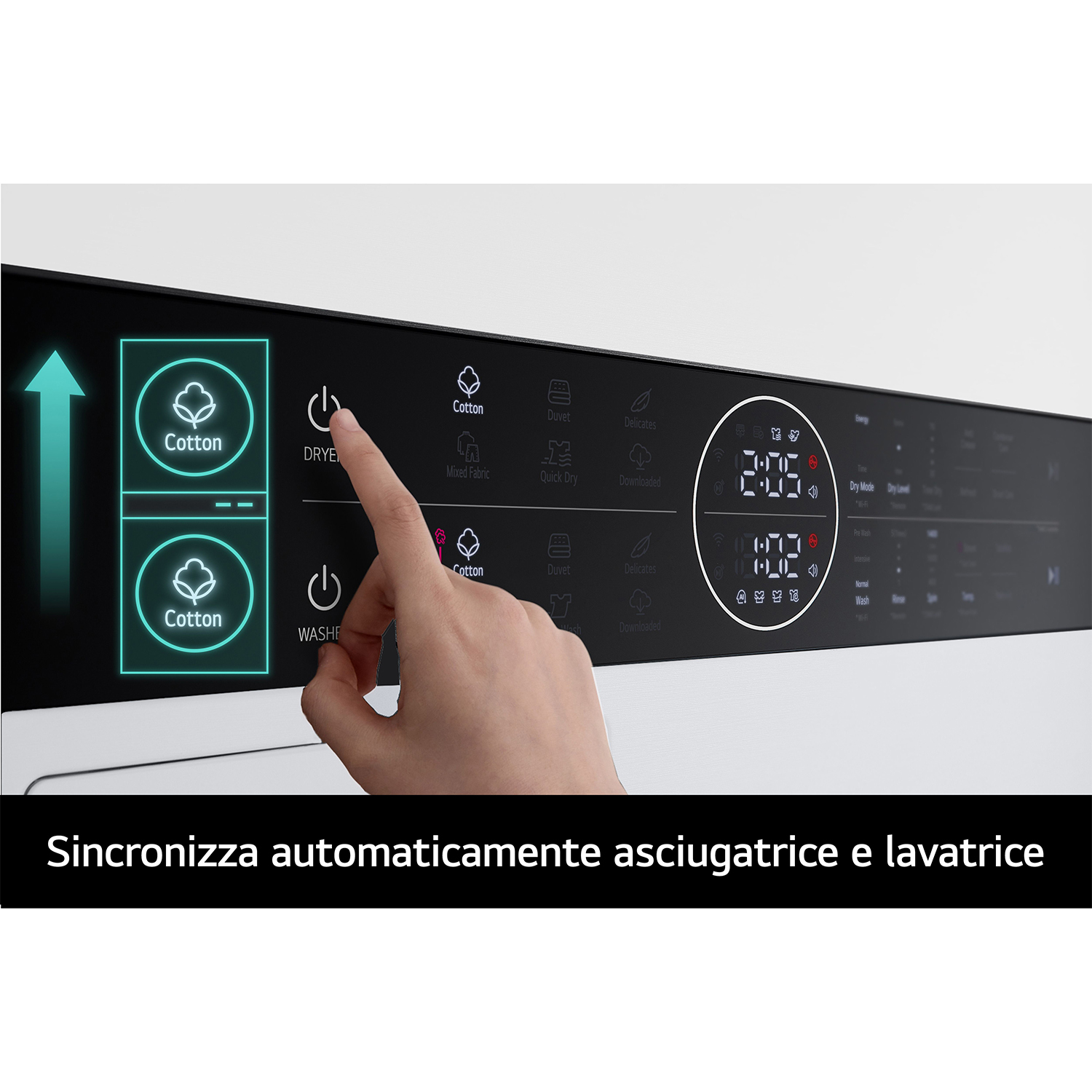 Una mano preme il pulsante di accensione su un pannello di controllo della lavatrice bianco con opzioni cotone.
