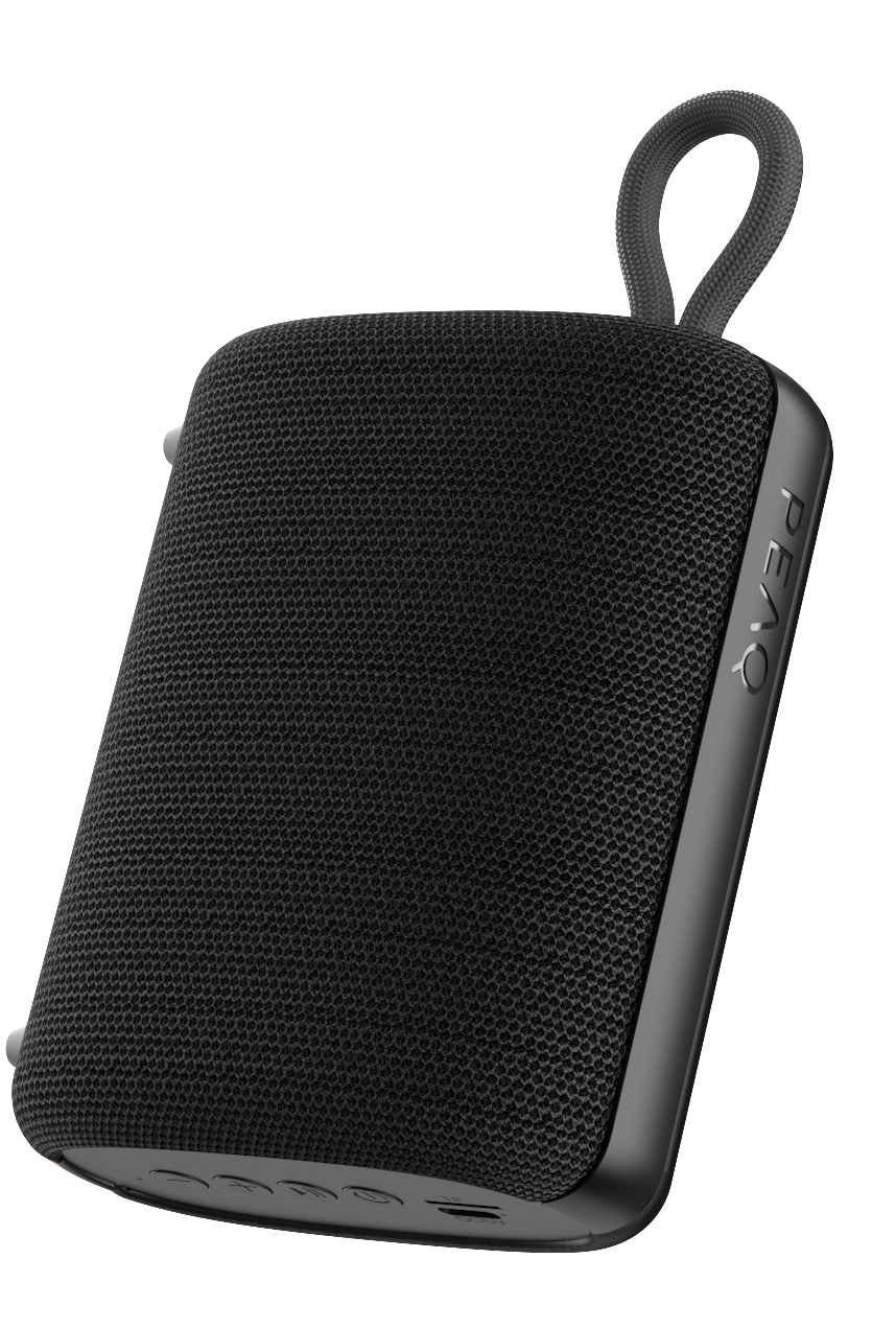 Czarny prostokątny głośnik z czarną pętlą i logo PEAQ. Białe tło.