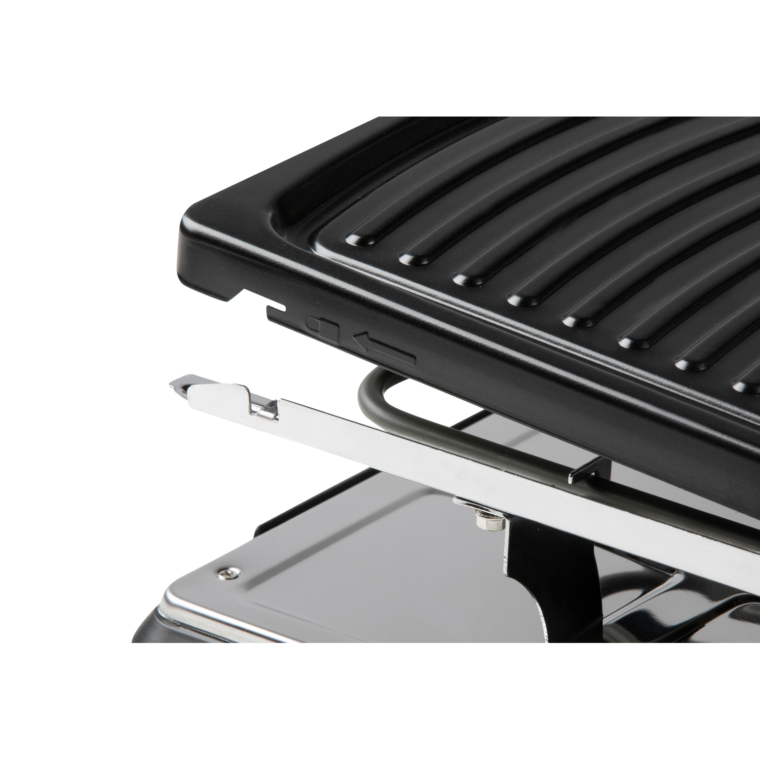 Gros plan d'un grill noir avec un élément chauffant visible. Le levier argenté pointe vers la flèche.
