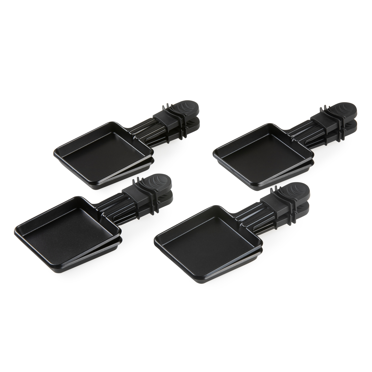Quatre grills à raclette noirs sur fond blanc. Ils sont rectangulaires avec des poignées.