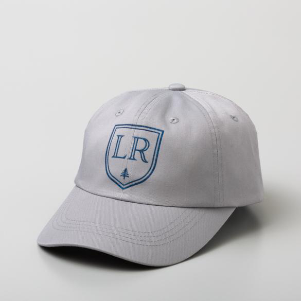 Eine graue Mütze mit einem blauen Logo eines Schildes, den Buchstaben LR und einem Baum.