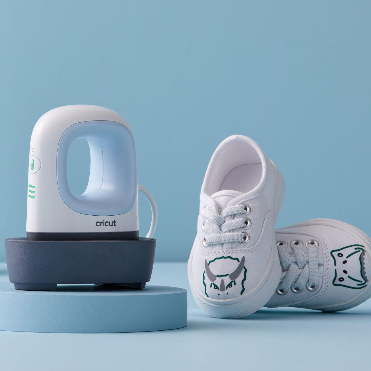 Eine Heißpressmaschine mit einem Paar Schuhen. Die Schuhe haben ein Design.