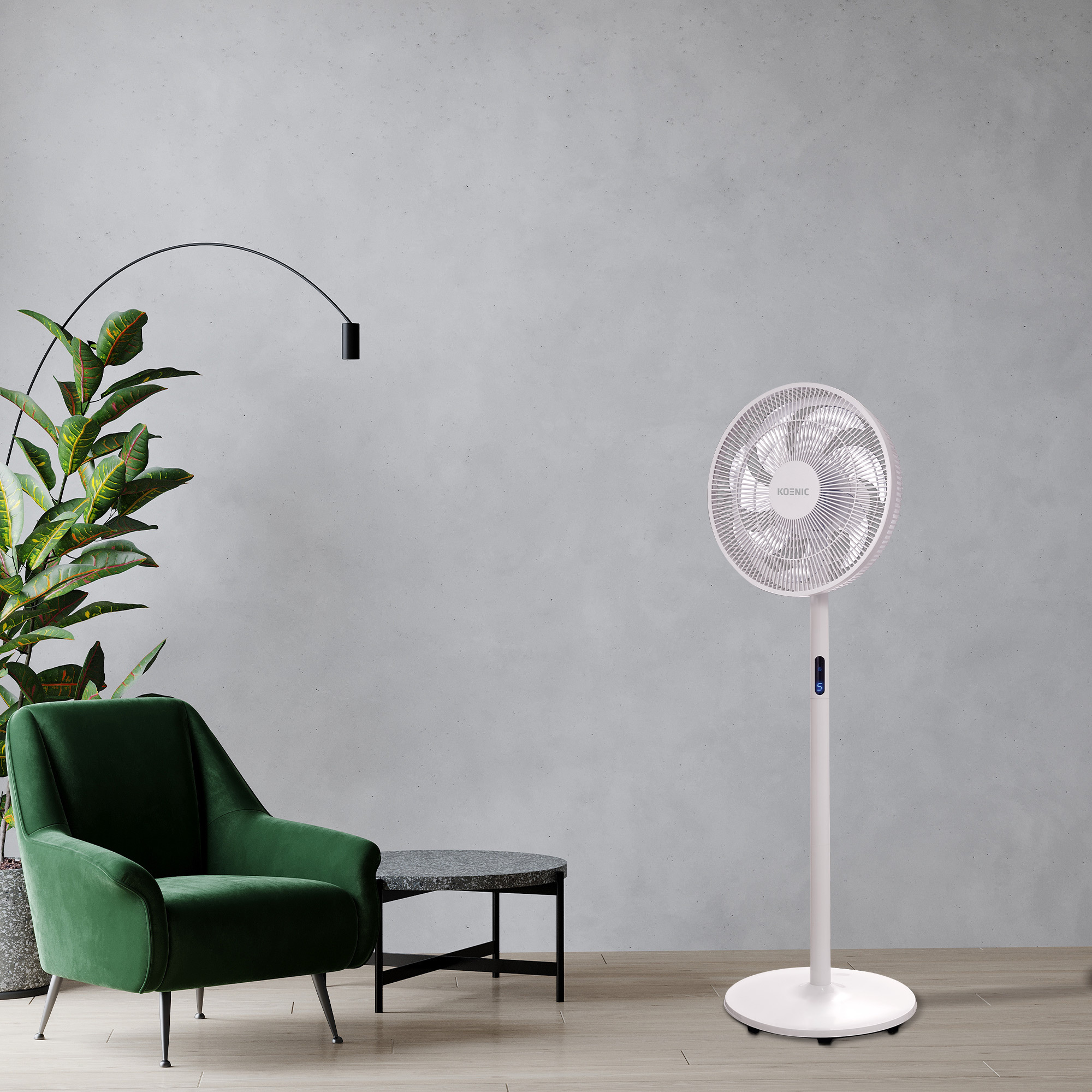 Weißer Ventilator in einem Raum mit grünem Stuhl und Pflanze. Graue Wand, kleiner Tisch. Modern, sauber.