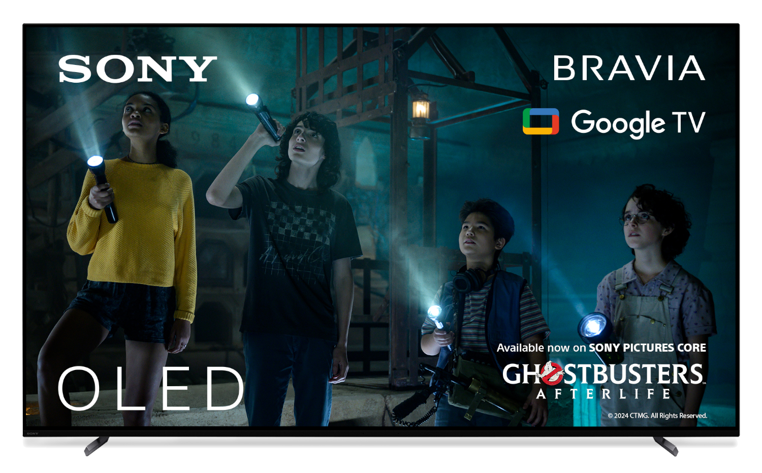 Grand téléviseur OLED Sony affichant une scène du film Ghostbusters: Afterlife, avec quatre personnes.