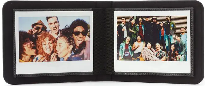 Offenes Fotoalbum mit zwei Polaroid-Fotos. Die Leute lächeln, mit einem schwarzen Albumcover.