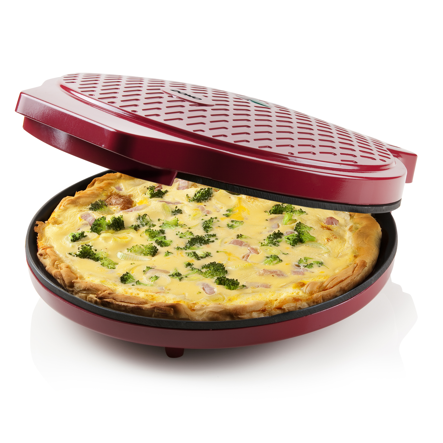 Een rode elektrische quiche-maker met het deksel open. Binnenin zit een gekookte quiche met broccoli en ham.