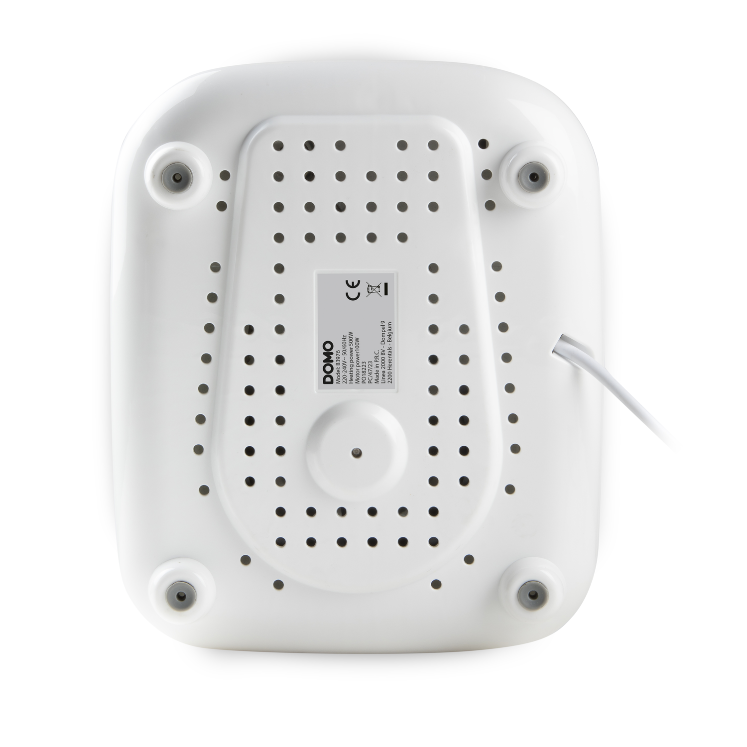Onderkant van een wit apparaat met ventilatiegaten, vier poten en een netsnoer. Een label geeft model, vermogen en fabrikantinformatie aan.