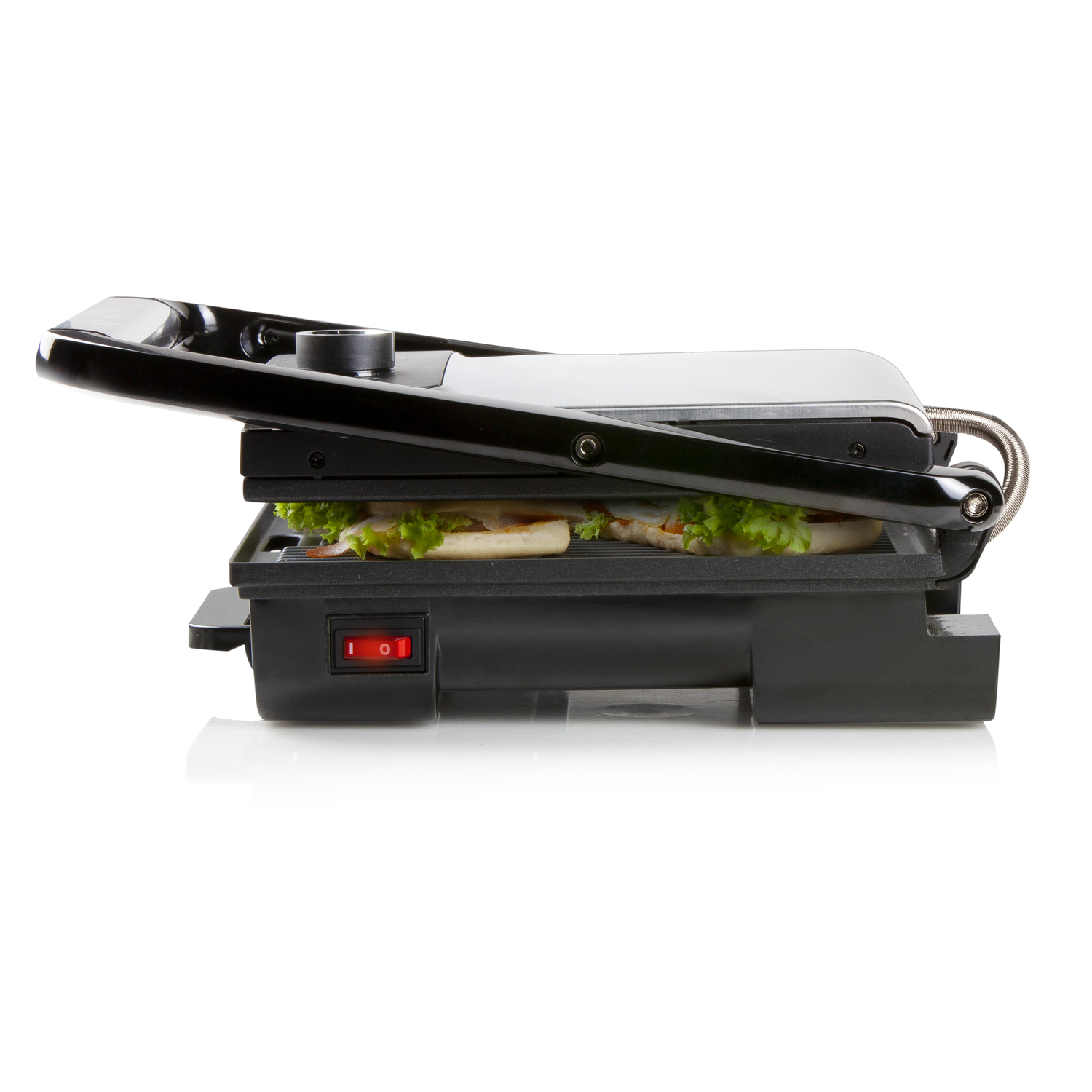 Een tosti-ijzer met een sandwich erin. Het staat aan, met een rood lampje. De achtergrond is wit.