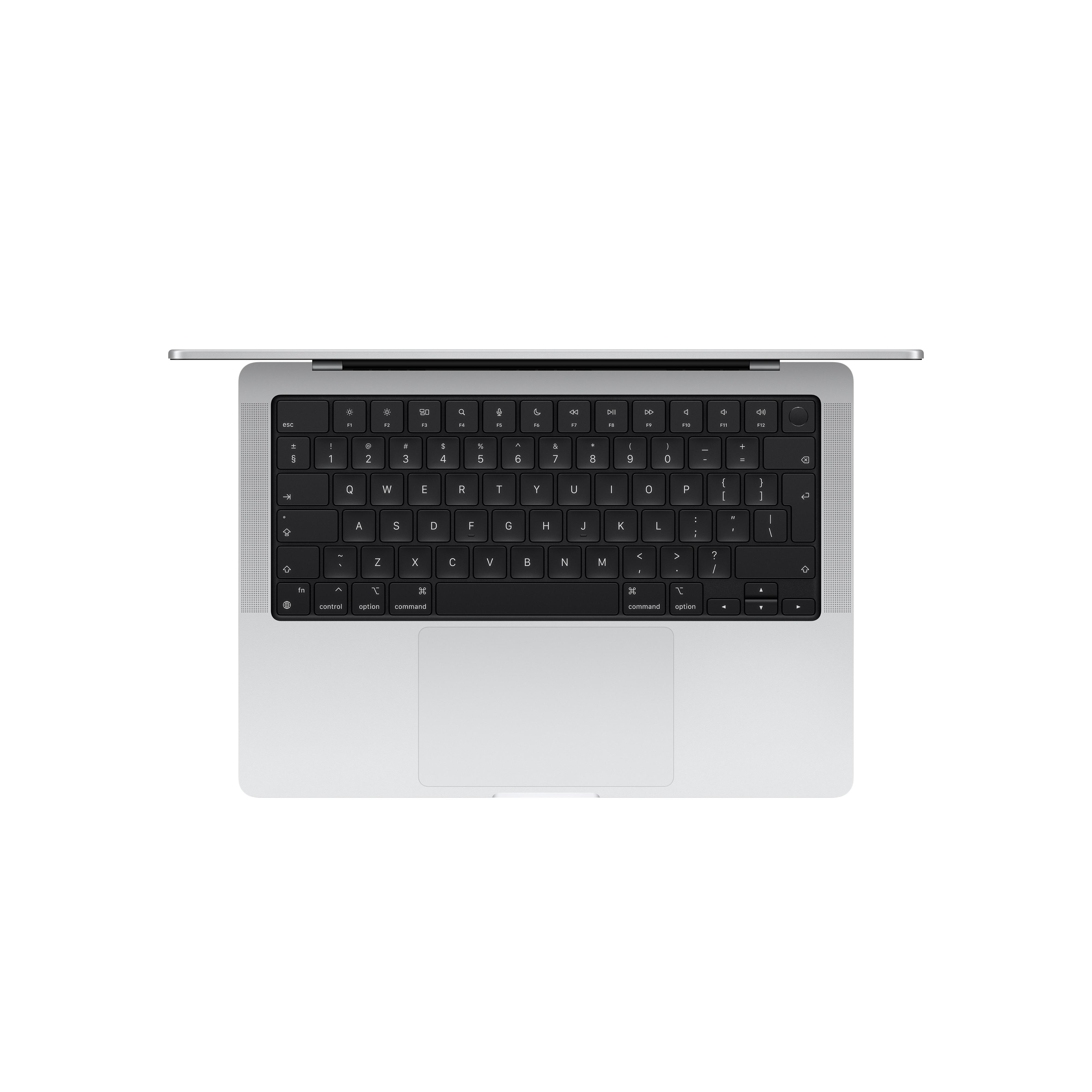 Egy ezüst laptop, nyitott billentyűzettel. A laptop fehér felületen van. A kamera a laptop felett van.