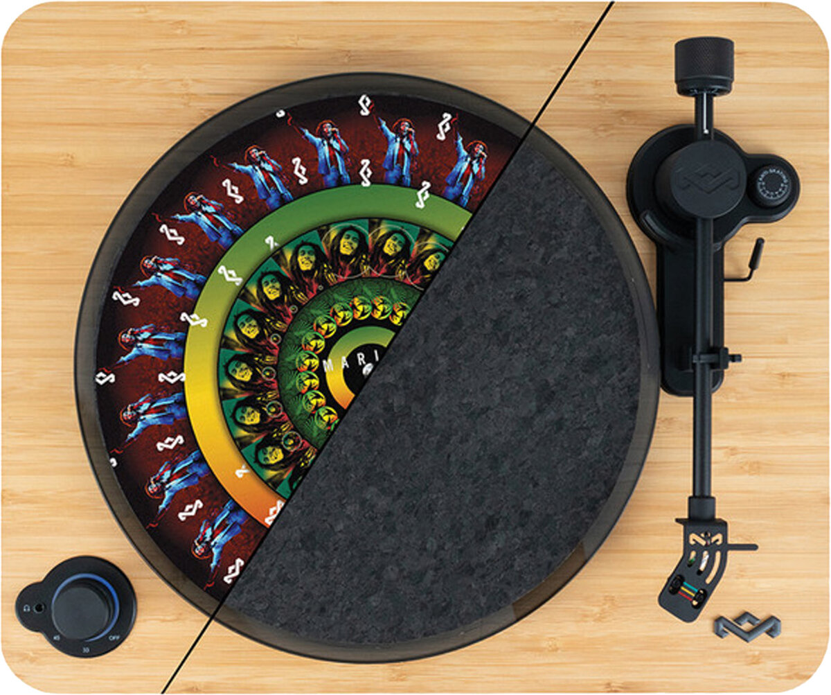 Odtwarzacz płyt z kolorową płytą winylową. Widoczne jest czarne ramię.