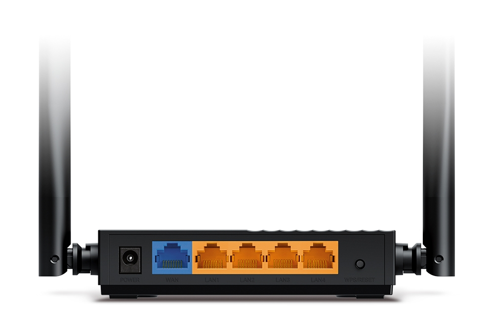 Tył routera z antenami i różnymi portami, w tym zasilaniem i LAN.