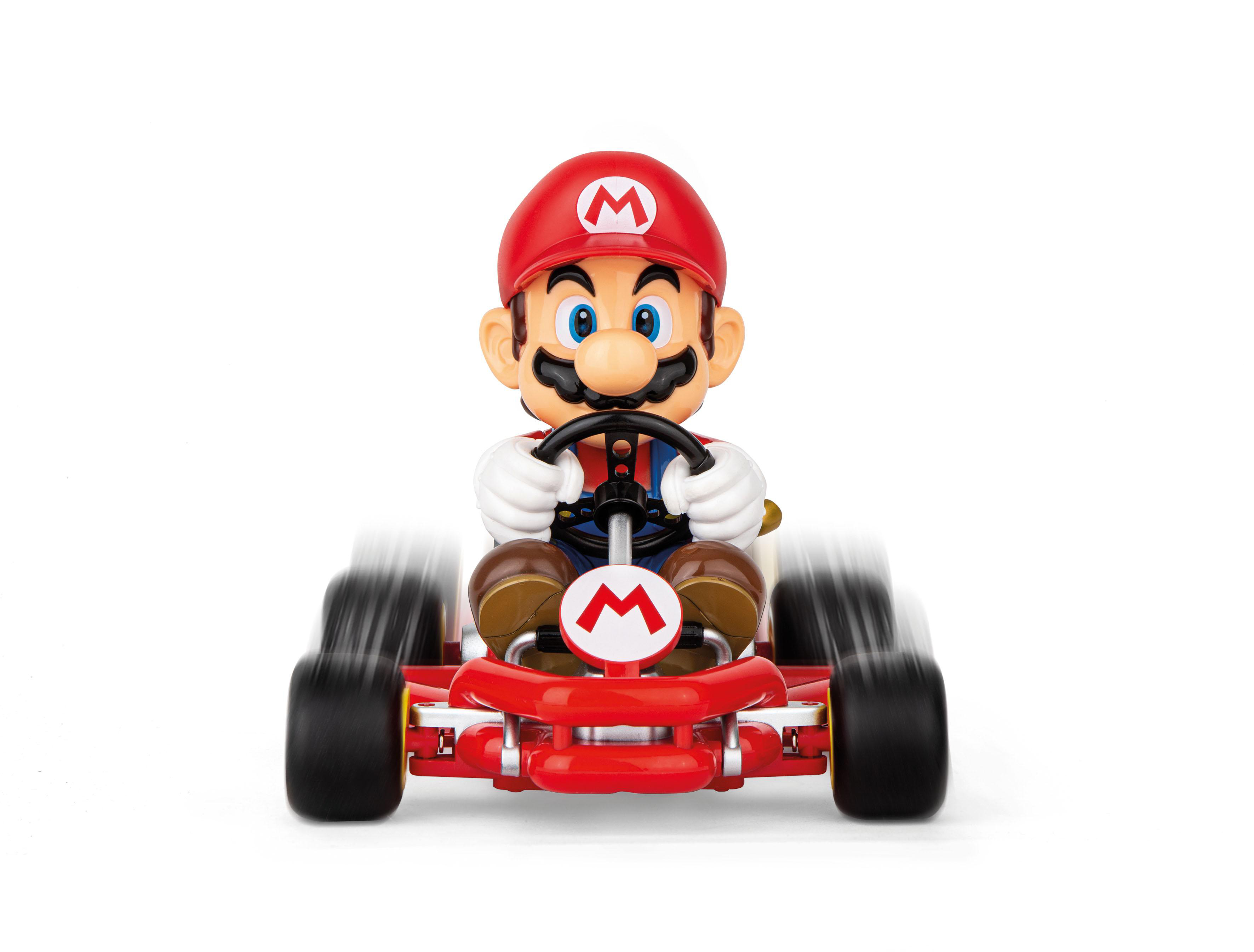 Mario fährt einen roten Kart. Er trägt eine rote Mütze und Overalls. Der Kart hat Bewegungsunschärfe.