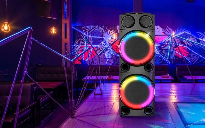 Duży głośnik z kolorowymi światłami LED w klubie.