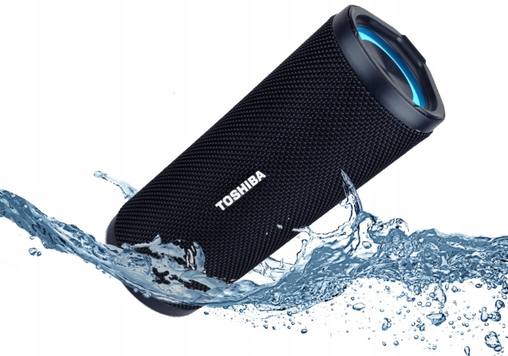Czarny głośnik Toshiba z rozpryskami wody, białe tło.