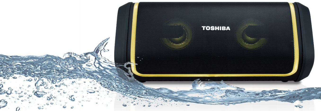 Czarny i żółty głośnik z chlapiącą wodą z przodu. Białe tło.