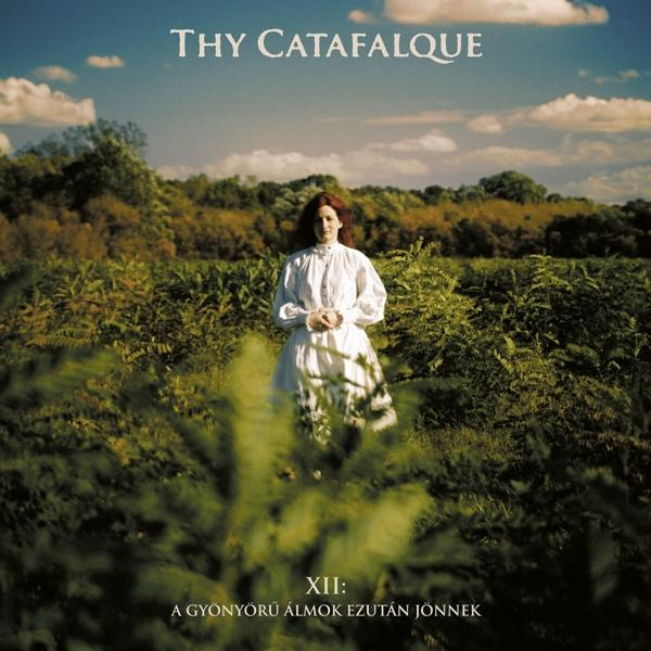 A Thy Catafalque album borítója, egy fehér ruhás nővel, aki egy páfrányos mezőben áll.