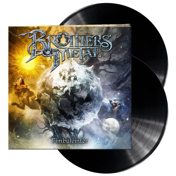 Album borító: Brothers of Metal, Fimbulvinter. Egy farkas üvölt a nap közelében. Két fekete bakelit lemez látható jobbra.