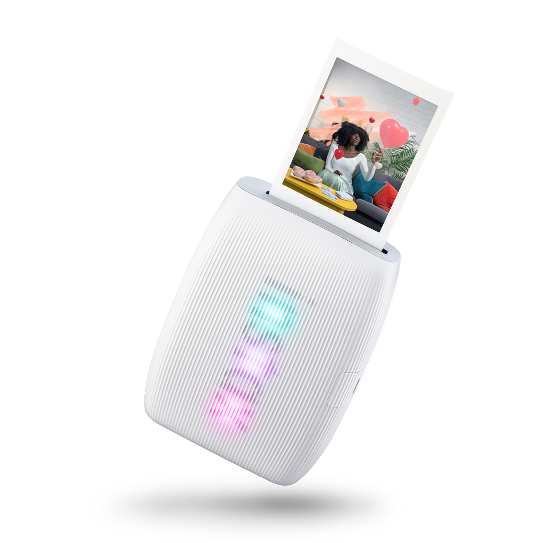 Beyaz arka planda Mac mini ve güç kablosu. Türkçe metin.