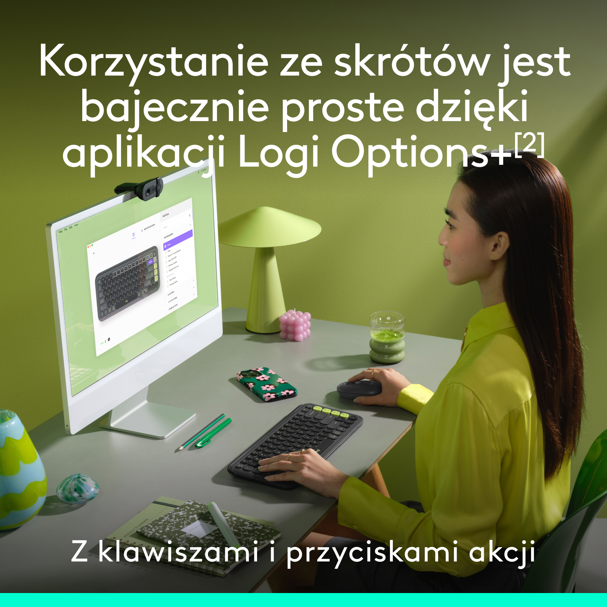 Kobieta używająca klawiatury na biurku z monitorem i zieloną lampą.