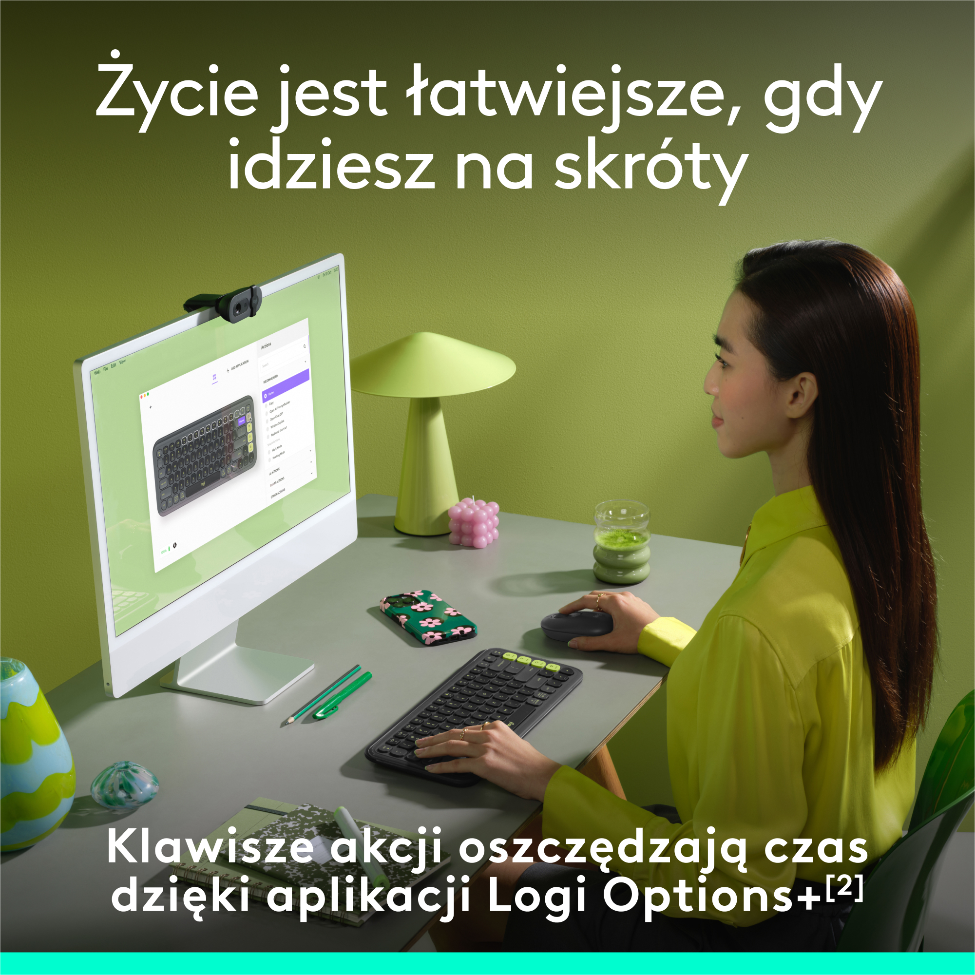 Kobieta używa klawiatury i myszy przy biurku, monitor wyświetla układ klawiatury. Zielone tło.