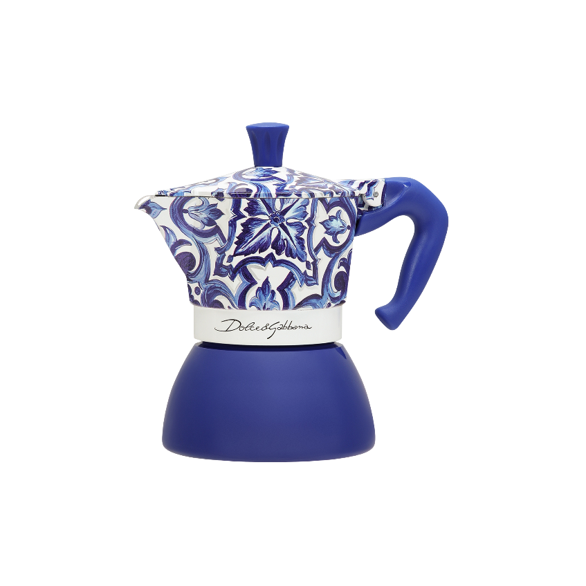 Blau-weiß gemusterte Kaffeemaschine mit blauem Griff und Deckel. Schwarzer Hintergrund.