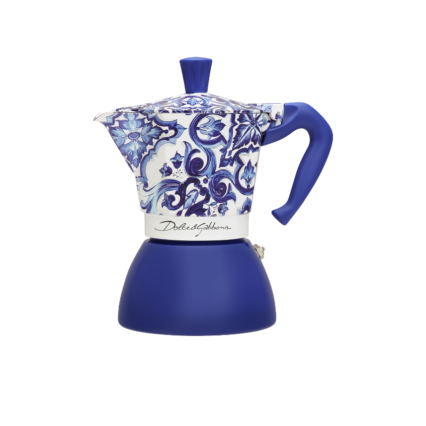 Blau-weißer Dolce&Gabbana-Kaffeebereiter auf schwarzem Hintergrund. Blumendesign oben.