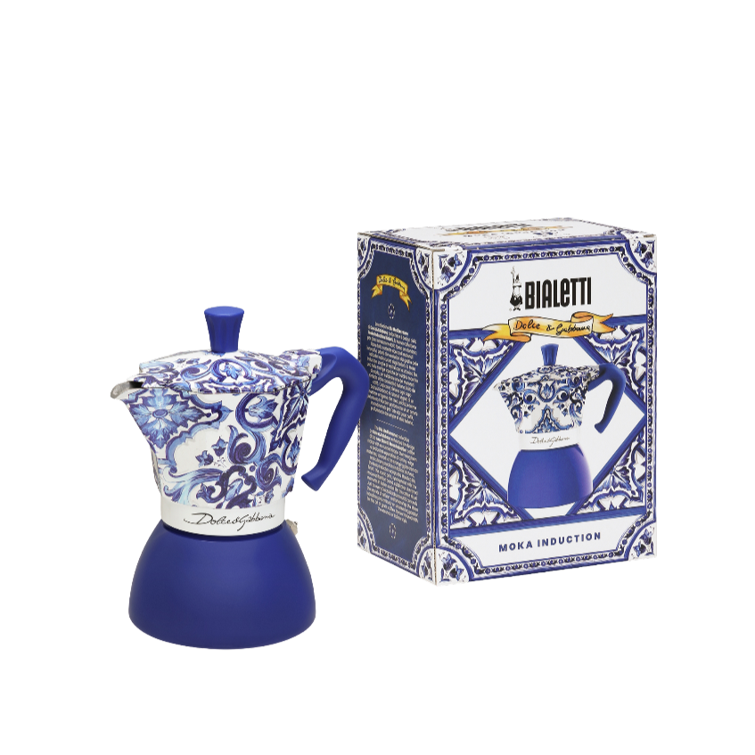 Blaue und weiße Bialetti Dolce & Gabbana Moka-Kanne in einer Schachtel mit blauem Blumendesign.