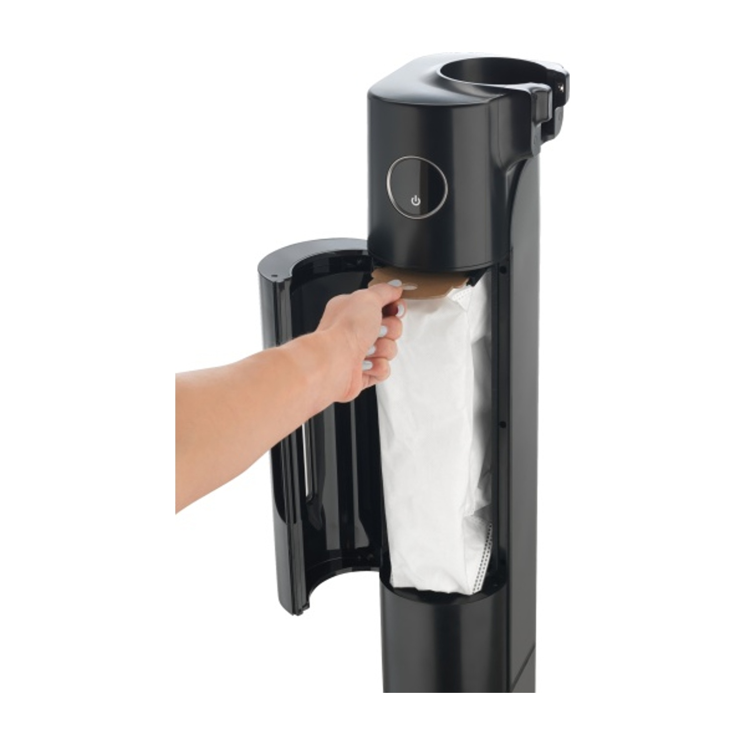 Una mano inserisce un sacco bianco in un cestino nero. Il cestino è aperto, mostrando il sacco all'interno.