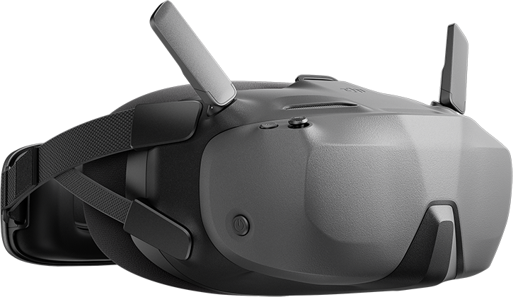 VR headset szürke árnyalatokban. Antennái és pántja van. A háttér sötét.