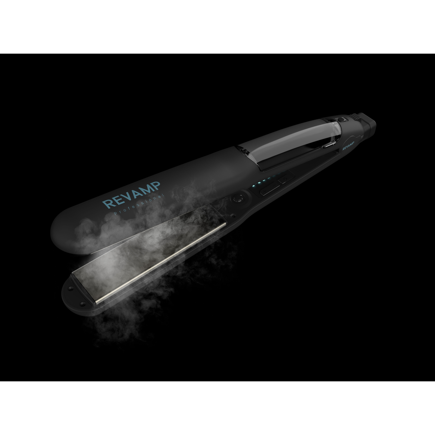 Un lisseur de cheveux Revamp Professional émettant de la vapeur. Le lisseur est noir et sur une surface noire.