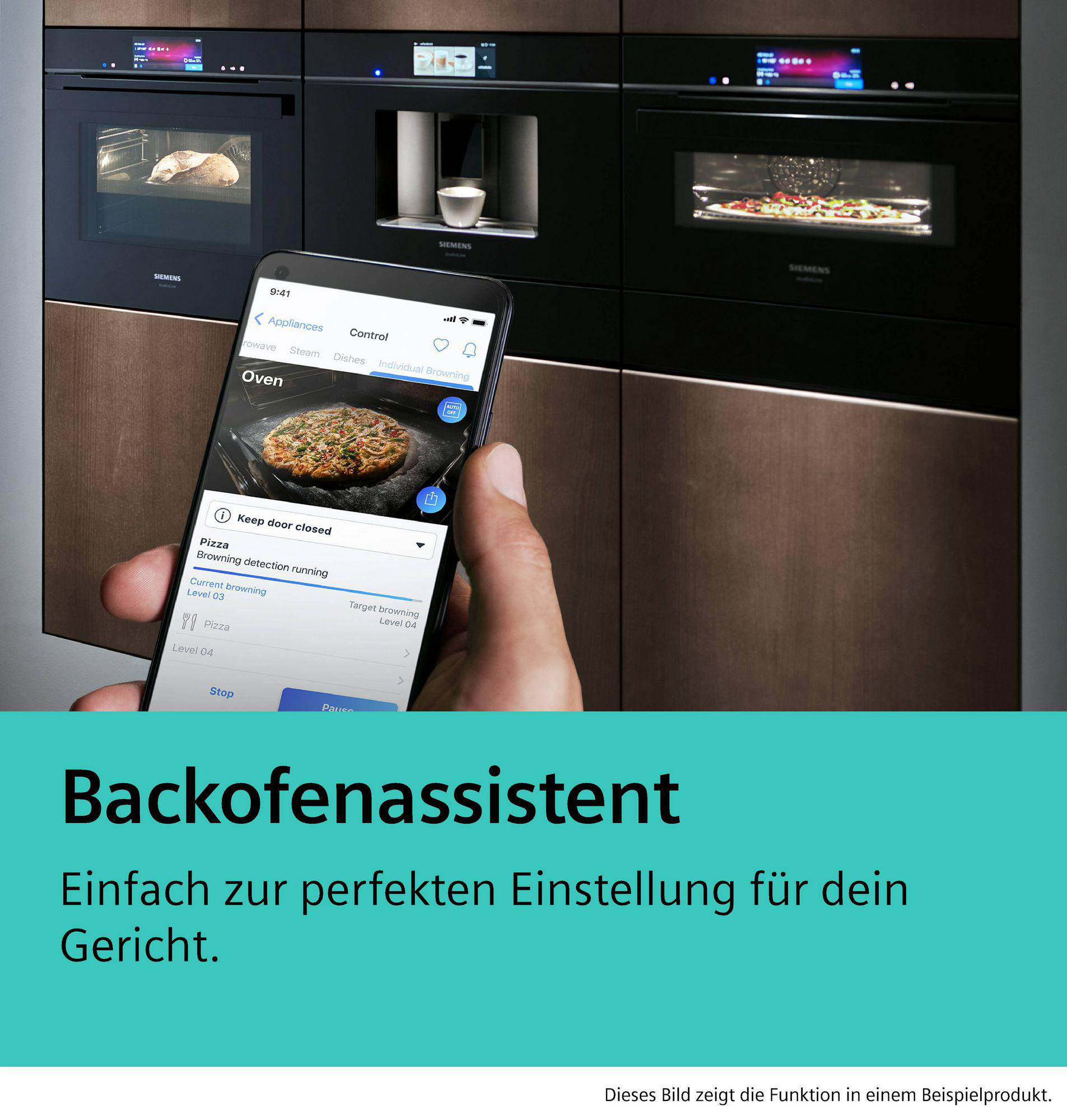 Telefon, das Ofensteuerungen zeigt. Text: 'Backofenassistent'. Öfen und Schränke sind zu sehen.