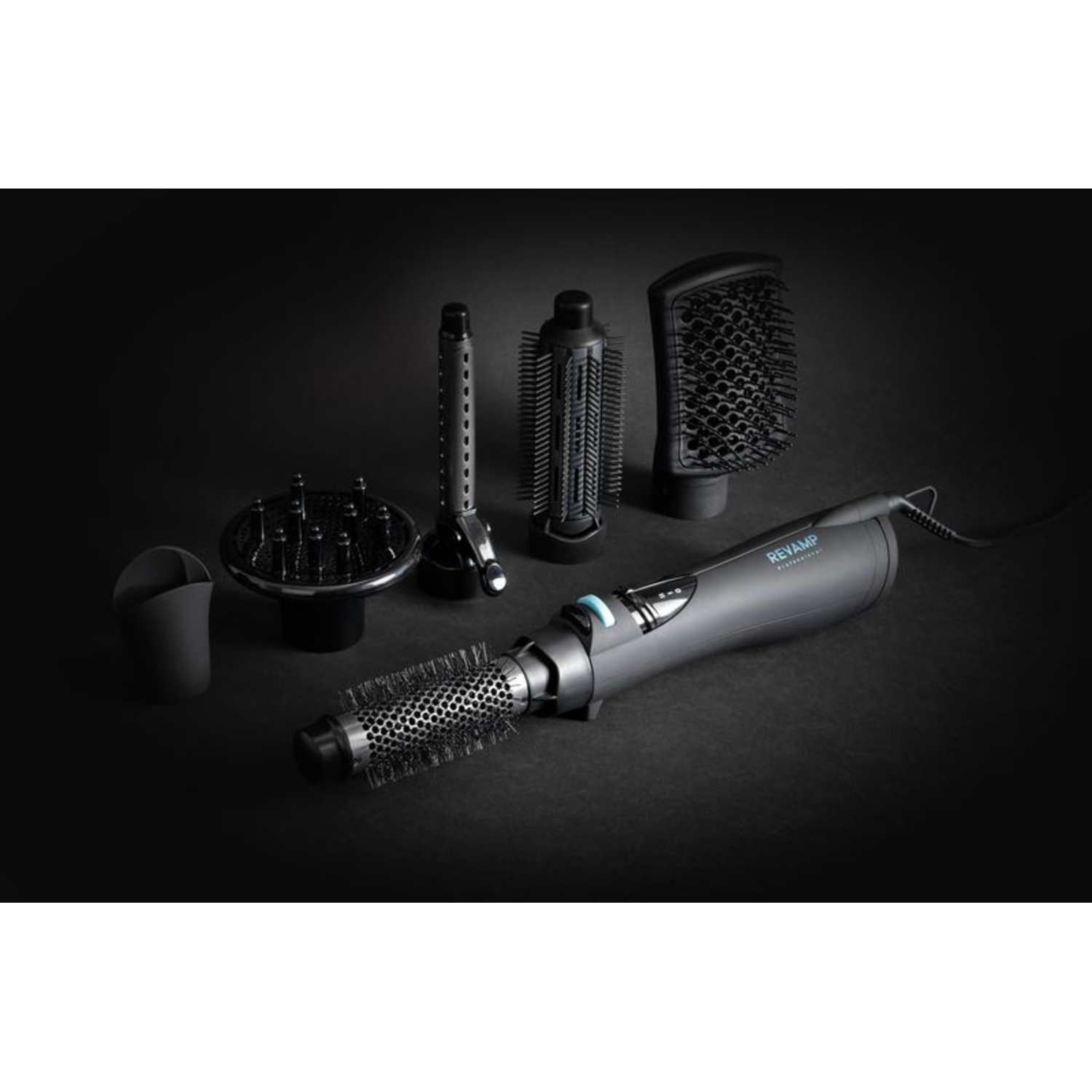 Haarstyling tools op een donkere ondergrond. Inclusief een föhn en diverse opzetstukken.