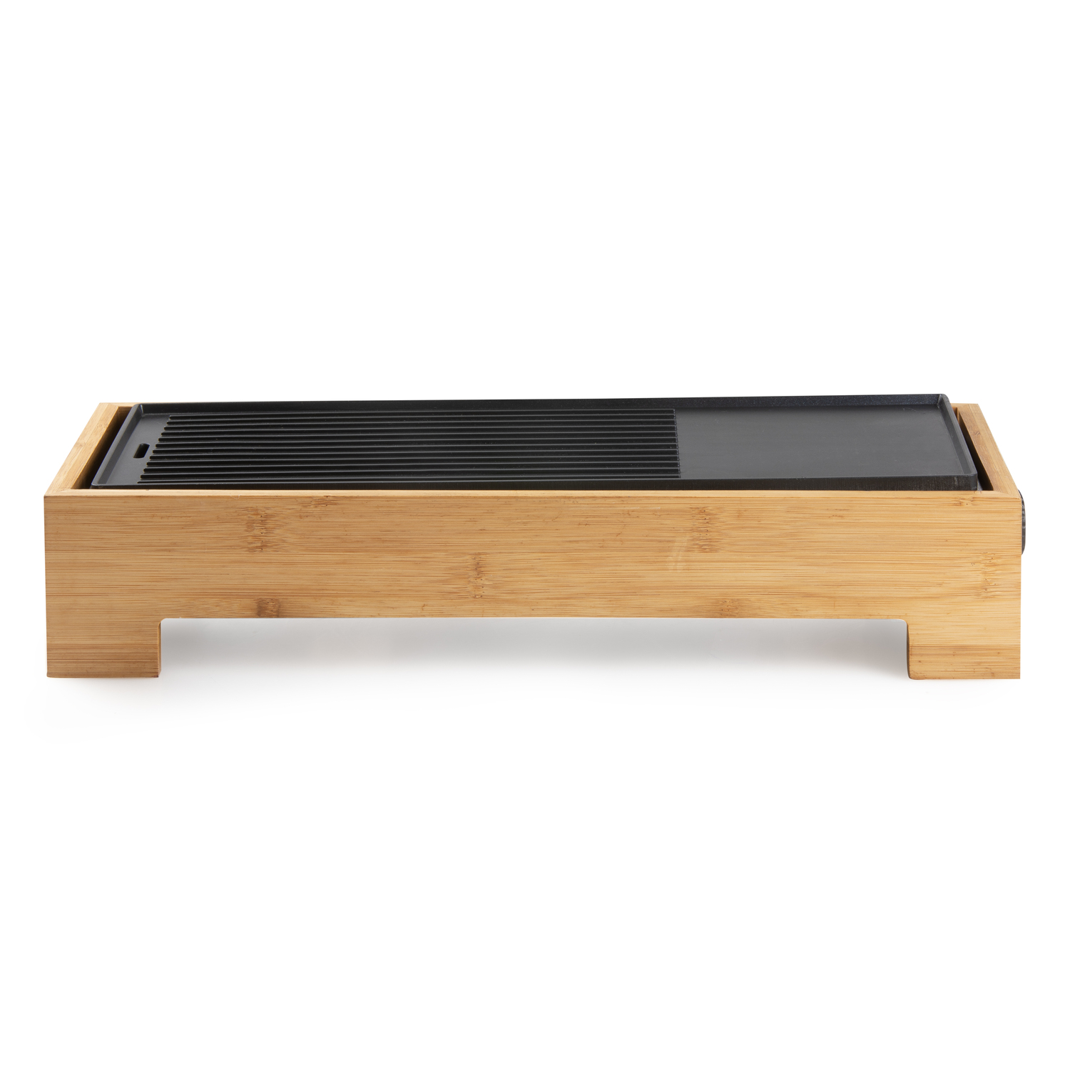 Plateau de service en bois avec une plaque de cuisson noire. Vue de dessus, fond blanc.