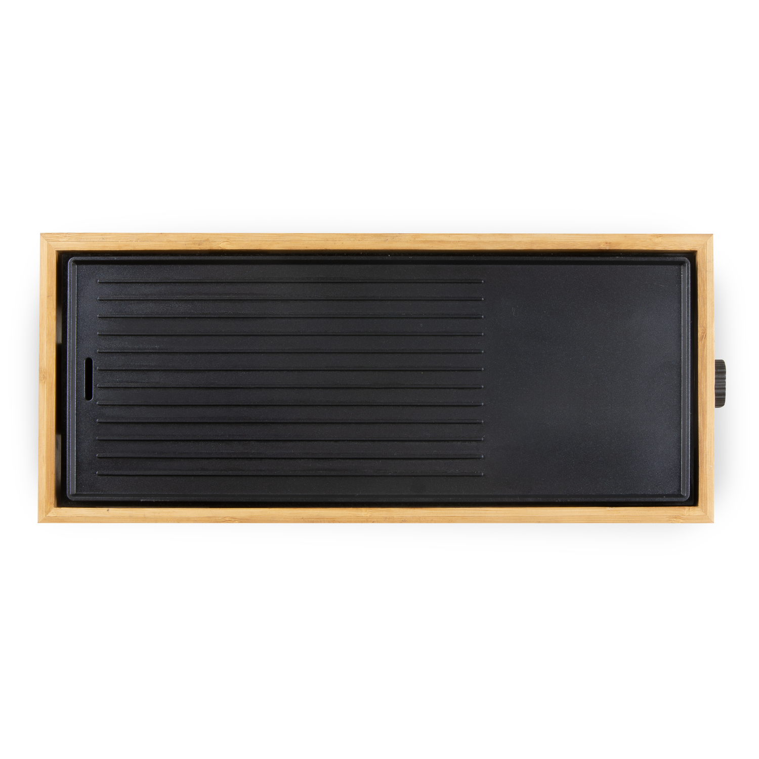 Une plaque de cuisson rectangulaire noire dans un cadre en bois, vue de dessus, sur fond blanc.
