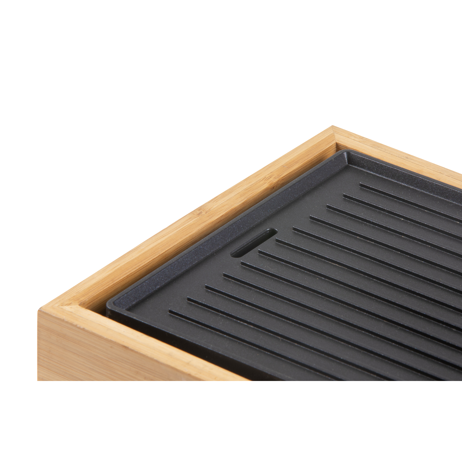 Plateau en bois avec une plaque chauffante noire. Fond blanc.
