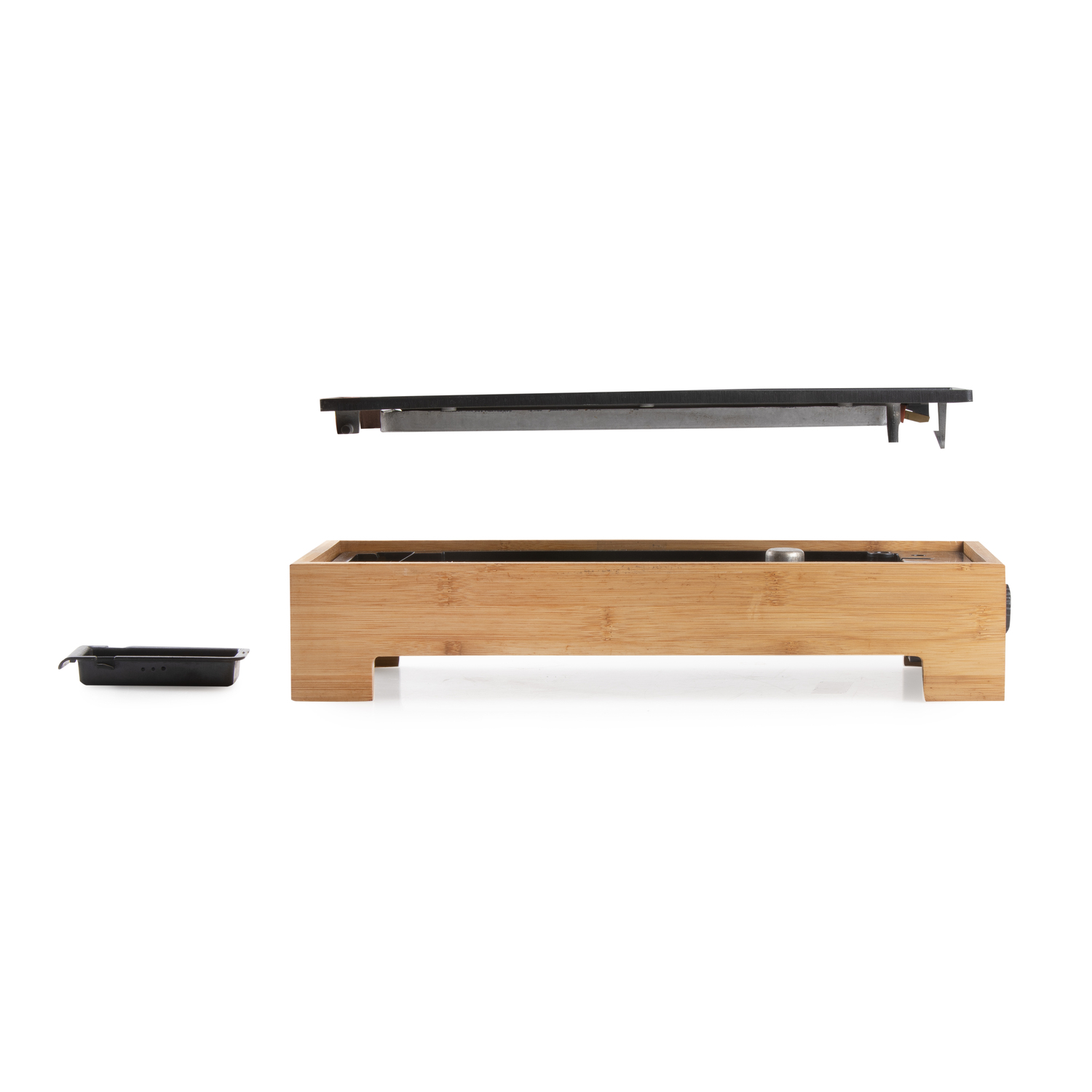 Un grill en bois avec un plateau noir et une plaque de cuisson séparée.