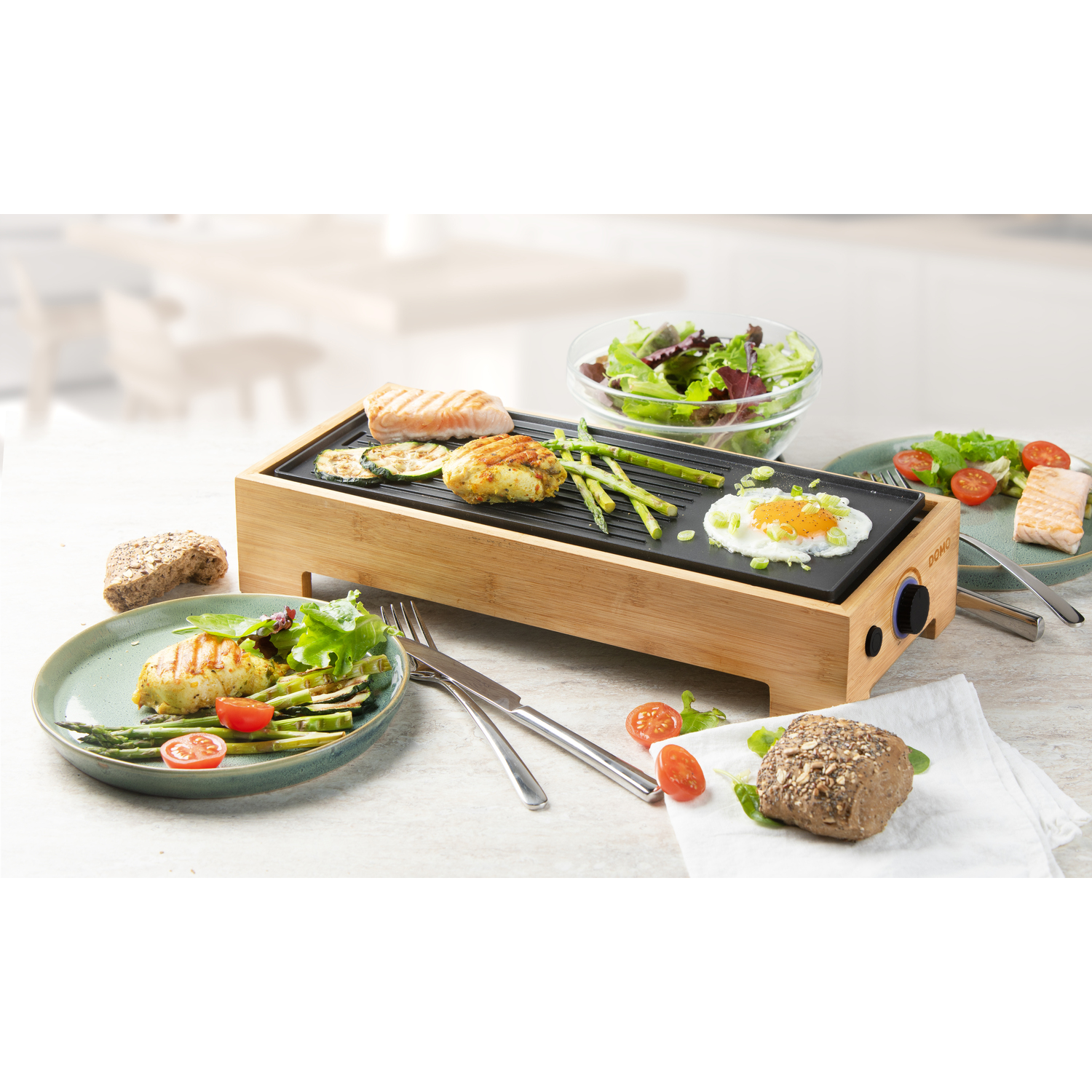 Un repas avec des aliments grillés et des accompagnements sur une table en bois. Comprend des asperges, des œufs et du poisson.