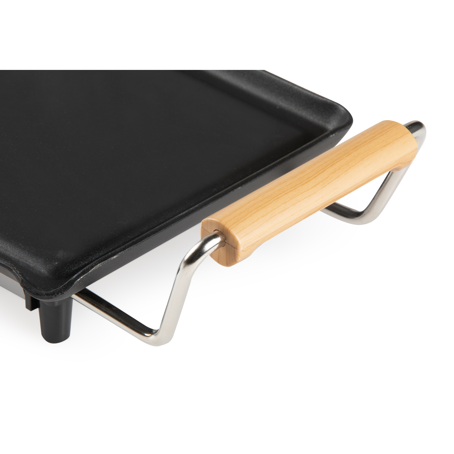 Une plaque de cuisson noire avec une poignée en bois. La poignée est métallique avec une prise en bois.