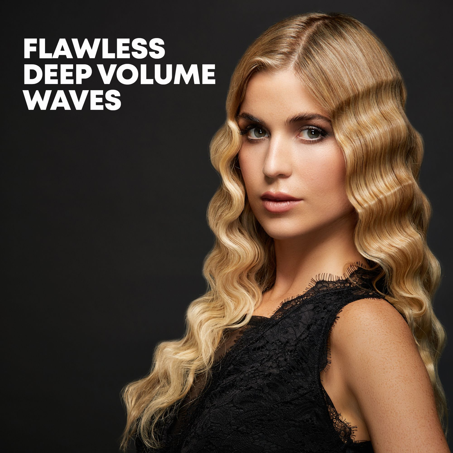 Vrouw met blond haar in golven. Zwarte jurk, donkere achtergrond. Tekst: Flawless Deep Volume Waves.